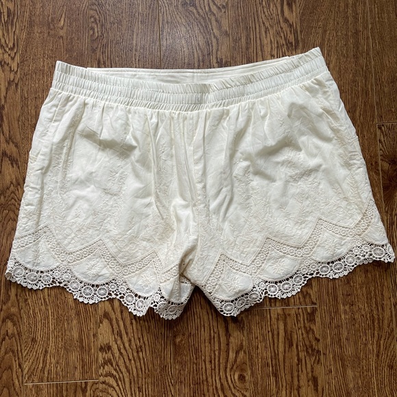 Beautiful Cream Shorts Sz XXL - Picture 3 of 3